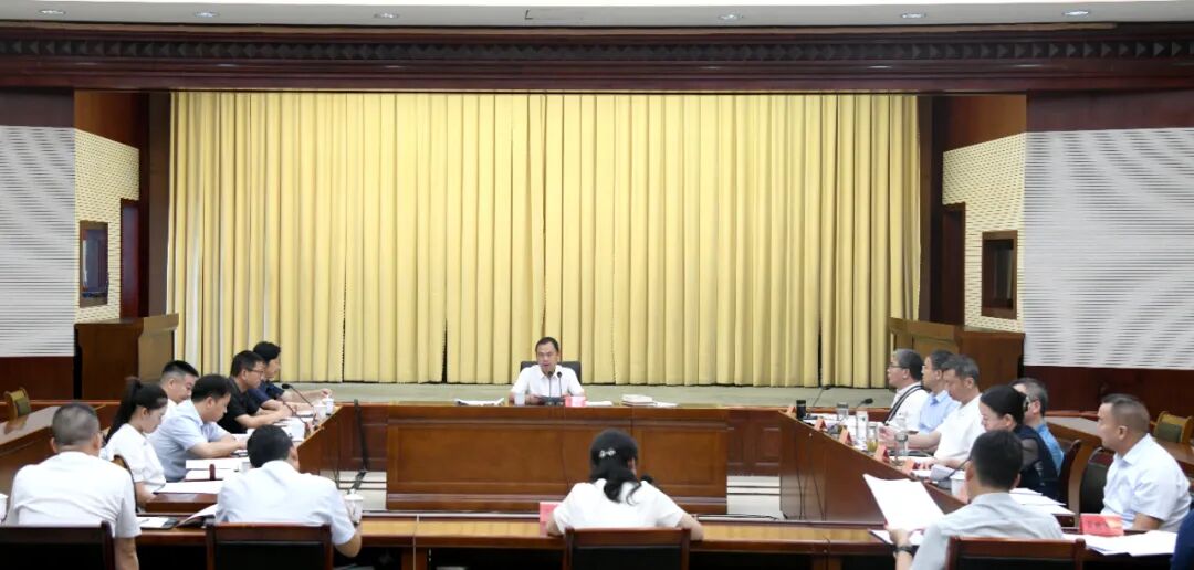 連天浪主持召開區(qū)委常委會(huì)會(huì)議